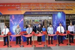 Delegates cut the ribbon to open the Week of Trade Networking and Product Exhibition for Supporting Industries, Electronics and ICT 2025. (Photo: VNA)