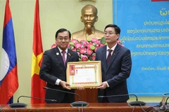 Dak Lak province receives the First-Class Labour Order presented by the Lao Government. (Photo: VNA)