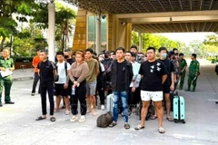 Tay Ninh authority receives 177 Vietnamese nationals involved in illegal labour and residency in Cambodia. (Photo: VNA)