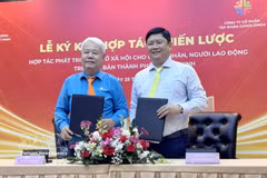 Vice Chairman of the Ho Chi Minh City Labour Federation Vo Khac Thai and Chairman of Go Holding Group Pham Minh Khanh perform the signing ceremony. (Photo: VNA)