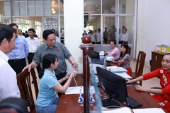 Prime Minister Pham Minh Chinh inspects operations at the Public Administrative Service Centre of Ninh Kieu ward in Can Tho city. (Photo: VNA)
