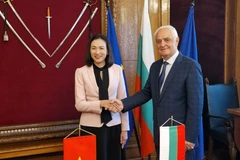 Vietnamese Ambassador to Bulgaria Nguyen Thi Minh Nguyet meets with Bulgarian Minister of Defence Atanas Zapryanov. (Photo published by VNA)