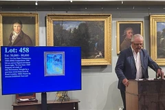 A painting by artist Vu Cao Dam is successfully auctioned for 45,000 GBP. (Photo: VNA) 