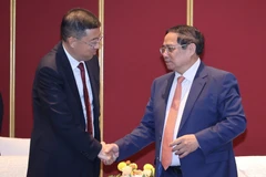 Prime Minister Pham Minh Chinh (right) meets Chairman of the Bank of China (BOC) Ge Haijiao on June 24, 2025. (Photo: VNA)