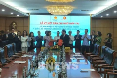 The Ministry of Agriculture and Environment and the Vingroup JSC sign a MoU on cooperation in urban air quality management and improvement, and green growth. (Photo: VNA)