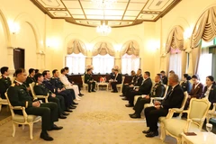 Sen. Lieut. Gen. Hoang Xuan Chien meets with Thai Deputy Prime Minister and Defence Minister Phumtham Wechayachai. (Photo: VNA)