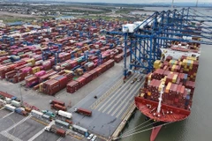 Loading export goods at Hai Phong International Container Port, Hai Phong city. (Photo: VNA)