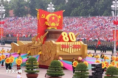 A model vehicle bearing the National Emblem of the Socialist Republic of Vietnam leads the parade on September 2. (Photo: VNA)