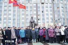 A Vietnamese delegation lays flowers at the Ho Chi Minh Monument in Saint Petersburg, Russia. (Photo: VNA)