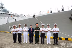 The welcome ceremony for the Vietnamese People's Navy delegation and frigate 015-Tran Hung Dao upon their arrival at Xinzhou Naval Port, Guangdong province, China. (Photo: qdnd.vn)
