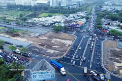 The Nguyen Van Linh–Nguyen Huu Tho intersection fully opens both underpasses to traffic, helping ease congestion in the area. (Photo: VNA)