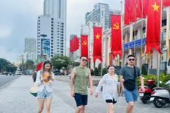 Kazakh tourists on Nha Trang's street (Photo: baokhanhhoa.vn)