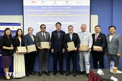 Delegates pose for a group photo at the seminar. (Photo: VNA)