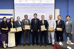 Delegates pose for a group photo at the seminar. (Photo: VNA)