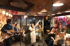 A musical performance at Saigon Lotus drew enthusiastic response from visitors. (Photo published by VNA)