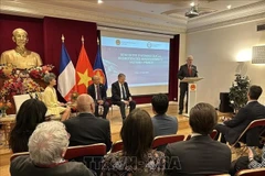 A roundtable discussion with Francophone businesses interested in investing and doing business in Vietnam, Paris, May 14. (Photo: VNA)