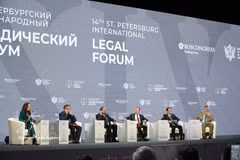 Panellists and keynote speakers at the plenary session of the 14th St. Petersburg International Legal Forum. (Photo: VNA)