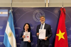 Argentine Deputy Foreign Minister Fernando Brun and Vietnamese Ambassador to Argentina Ngo Minh Nguyet attend the 8th Meeting of the Intergovernmental Committee on Economic, Trade and Scientific–Technological Cooperation between Vietnam and Argentina in Buenos Aires. (Photo: VNA)