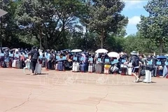 Cambodian authorities hand over 353 citizens, identified by Cambodia as illegal residents, to the Border Guard Station at Xa Mat International Border Gate in the southern province of Tay Ninh. (Photo: VNA)