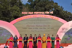 Delegates cut the ribbon to inaugurate the Yen Tu Festival “Heritage journey – world essence”. (Photo: VNA)