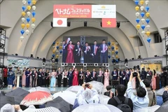 Delegates cut the ribbon to officially open the Vietnam Festival 2025 in Japan. (Photo: VNA)