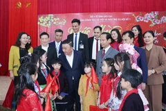 Politburo member and standing member of the Party Central Committee’s Secretariat Tran Cam Tu extends his regards to children currently receiving care at Social Protection Centre No. 1 in Lao Cai province. (Photo: VNA)