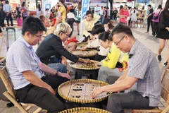 Locals take part in traditional folk games. (Photo: VNA)