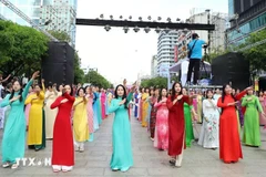 Up to 3,000 women join ao dai mass performance on Nguyen Hue pedestrian street. (Photo: VNA)