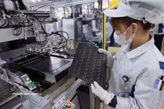Production of printed circuit boards (PCBs) for electronic devices at the factory of Mektec Manufacturing Vietnam Co., Ltd, a Japanese-owned enterprise, in the Thang Long II Industrial Park, My Hao ward, Hung Yen province. (Photo: VNA)