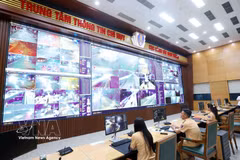 Police officers monitor traffic around the clock through an AI-powered camera system at the Traffic Police Department’s Command and Information Centre under the Ministry of Public Security. (Photo: VNA)