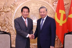 Party General Secretary To Lam (right) receives former Special Ambassador for Vietnam-Japan Sugi Ryotaro on March 20. (Photo: VNA)