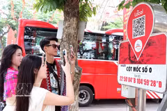 Visitors scan a QR code on the Km0 Ha Giang marker to access tourism information. (Photo: VNA)