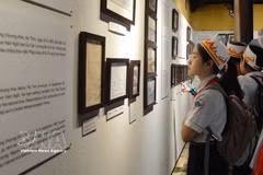Students learn about the life of King Ham Nghi. (Photo: VNA)