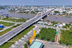 Tran Hoang Na Bridge spans the Can Tho River, linking Ninh Kieu and Cai Rang areas. (Photo: VNA)