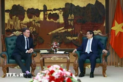 Prime Minister Pham Minh Chinh receives French Transport Minister Philippe Tabarot. (Photo: VNA)