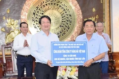 The Vietnam Maritime Corporation presents symbolic plaques for the donation of 10 houses to Bac Lieu province. (Photo: VNA)