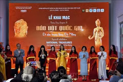 At the ribbon-cutting ceremony to open the exhibition. (Photo: VNA)