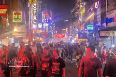 Despite its lively atmosphere, Bui Vien Walking Street has yet to fully establish itself as a major attraction for night-time visitors. (Photo: VNA)