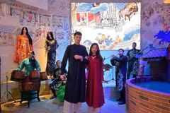 A showcase of the traditional Ao dai ngu than, modeled by staff from the Vietnam Pavilion and representatives from other pavilions participating in EXPO 2025, including the US, Switzerland, and others. (Photo: Ministry of Culture, Sports and Tourism)