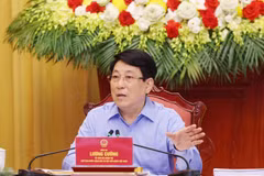 State President Luong Cuong chairs a meeting with the Quang Ninh provincial Party Committee to review the implementation of the Resolution of the 13th Party Central Committee's 11th meeting and the ongoing preparations in terms of documents and personnel arrangements for the upcoming provincial Party Congress. (Photo: VNA)