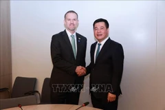 Vietnamese Minister of Industry and Trade Nguyen Hong Dien (R), head of the Vietnamese Government’s negotiation team, and US Trade Representative Jamieson Greer. (Photo published by VNA)