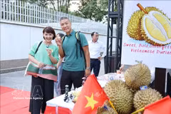 Visitors pose with durian at an event promoting Vietnam’s renowned and distinctive fruit. (Photo: VNA)