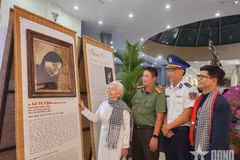 Former political prisoner Le Tu Cam is moved as she views a portrait of herself, digitally restored from archival photographs and crafted from lotus leaves, on display at the Con Dao Museum. (Photo: VNA)