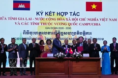 Chairman of the Gia Lai provincial People’s Committee Pham Anh Tuan presents the signed cooperation document to the Governor of Preah Vihear province. (Photo: VNA)