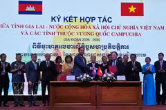 Chairman of the Gia Lai provincial People’s Committee Pham Anh Tuan presents the signed cooperation document to the Governor of Preah Vihear province. (Photo: VNA)