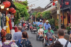 Foreign tourists in Hoi An ancient town of Da Nang city. (Photo: VNA)
