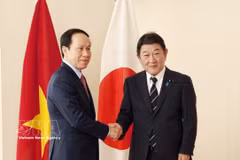 Deputy Prime Minister Le Tien Chau and Japanese Foreign Minister Motegi Toshimitsu pose for a commemorative photo. (Photo: VNA)