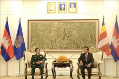 General Nguyen Tan Cuong, Chief of the General Staff of the Vietnam People’s Army (VPA) and Deputy Minister of National Defence (L) pays a courtesy call on Samdech Techo Hun Sen, President of the Cambodian People’s Party (CPP) and President of the Cambodian Senate on June 4. (Photo published by VNA)
