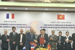 President of the Vietnam Academy of Science and Technology and President of the French National Centre for Scientific Research (CNRS) sign the 2025–2028 Action Plan. (Photo: VNA)