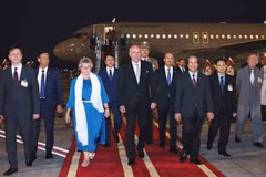 Hungarian President Sulyok Tamas and his spouse arrive in Hanoi on May 27 evening. (Photo: VNA)